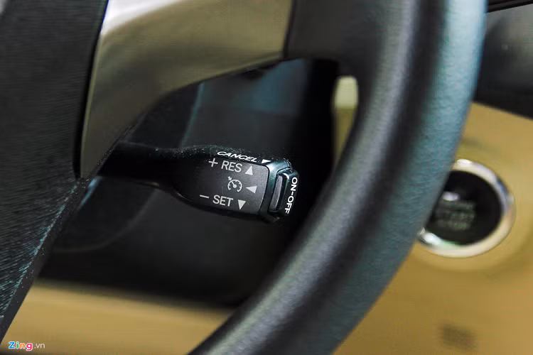 Toyota Venza đời 2009 đã có hệ thống Kiểm soát hành trình (Cruise Control). Xe đời này đã có đề nổ bằng nút bấm.