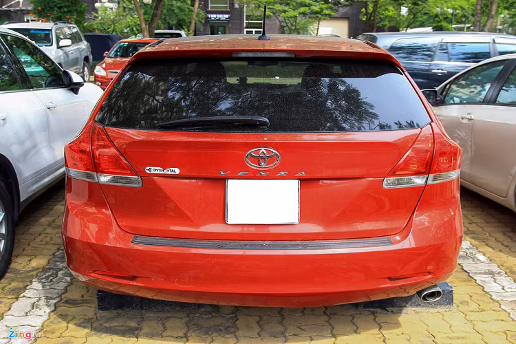 Cốp sau mở điện. Người lái chỉ cần bấm chìa khóa là cốp điện tự mở. Toyota cũng bố trí một nút bấm mở cốp ở bên trái người lái. Là xe nhập khẩu nhưng Venza không có cảm biến lùi và camera lùi.