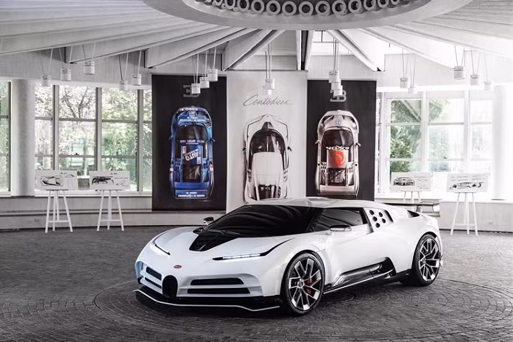 Trên đầu xe của Bugatti Centodieci hoàn toàn mới xuất hiện lưới tản nhiệt hình móng ngựa quen thuộc nhưng có kích thước nhỏ hơn loại dùng cho Chiron. Có vẻ như lưới tản nhiệt của Bugatti Centodieci mới ngang bằng với loại dùng cho EB110 Super Sport.