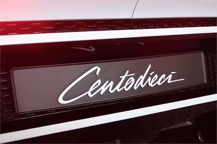 Ban đầu, siêu xe giới hạn số lượng này được cho là sẽ có tên Bugatti EB110 Hommage. Tuy nhiên, có vẻ như tên gọi chính thức của siêu xe Bugatti Centodieci đã được đặt cho nó. Trong tiếng Ý, cái tên "Centodieci" này vốn có nghĩa là "110".