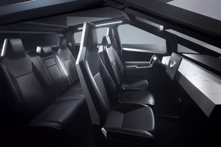 Trên chiếc bán tải này, Tesla đưa ra ba cấu hình động cơ với ba mức sức mạnh và giá bán khác nhau. Đầu tiên, khách hàng sẽ có phiên bản rẻ nhất với một mô-tơ điện có tên Single Motor Rear-Wheel Drive. Phiên bản này của Tesla Cybertruck được trang bị một mô-tơ điện có khả năng tăng tốc lên 100 km/h trong 6,5 giây và tầm hoạt động ở mức 400 km cho một lần sạc. Sức kéo của phiên bản này sẽ ở mức 3.401 kg.