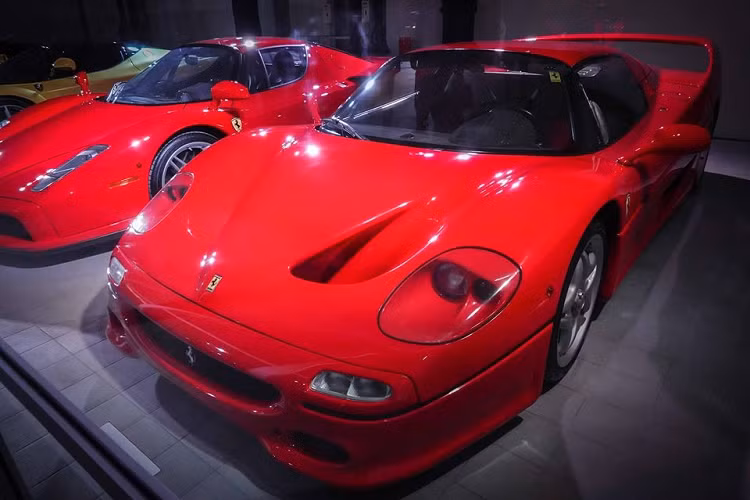 Hệ dẫn động hybrid mạnh mẽ này cho phép Ferrari LaFerrari Aperta tăng tốc từ vị trí xuất phát lên 100 km/h trong thời gian dưới 2,8 giây, từ 0 đến 200 km/h trong 7 giây trước khi đạt vận tốc tối đa 350 km/h.