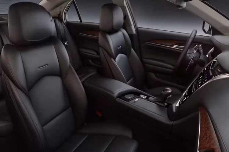 Cabin sedan hạng sang cỡ trung thương hiệu Mỹ được thiết kế hiện đại, ghế ngồi được bọc da cao cấp + ghế lái chỉnh điện 8 hướng.