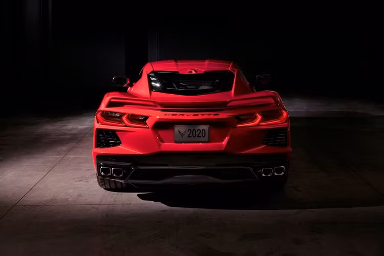 Chiếc Corvette Stingray 2020 mới phiên bản tiêu chuẩn cũng không chậm hơn nhiều với khả năng tăng tốc lên 96 km/h trong khoảng 3 giây. Điều thú vị hơn, chiếc xe cũng có thể chạy quãng đường 1/4 dặm trong 11.2 giây nhưng ở tốc độ nhỉnh hơn – 198 km/h.