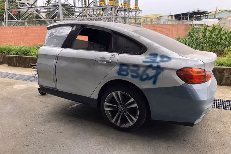 Nếu nhìn trực diện từ phía đuôi xe hoặc đầu xe rất có thể nhiều người sẽ lầm tưởng có đến hai chiếc BMW 435i Gran Coupe độ được di chuyển cùng nhau trên đường phố. Để tạo ra sản phầm độc đáo này, hãng độ dùng những chiếc xe phế thải, sau đó tạo ra thành nửa thân xe và bắt đầu dập khuôn lại cho đúng với chiếc xe mình muốn độ.