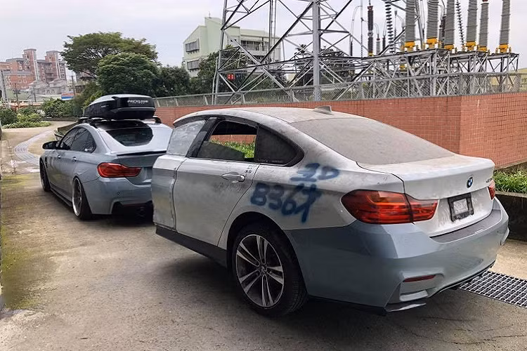 Chiếc BMW 435i Gran Coupe khi độ thêm nửa thân sau giống với mình sẽ được nối và kéo đi trên phố bằng một rơ-moóc chuyên dụng. Rơ-moóc này cũng giúp cho phần nửa thân sau độ của BMW 435i Gran Coupe xoay vuông góc với chiếc xe BMW 435i Gran Coupe "xịn", nhằm giúp xe mỗi khi ra vào không gian hẹp được dễ dàng.
