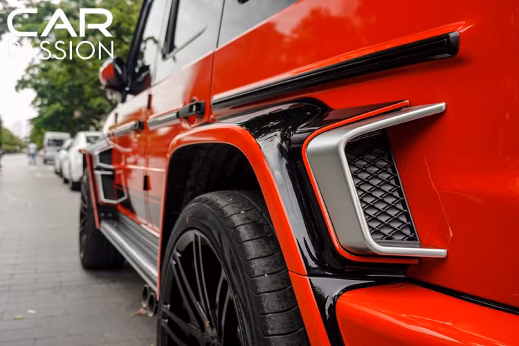 Gói độ Brabus 700 còn mang đến cho chiếc SUV G63 AMG bộ mâm đa chấu mới có kích thước lên đến 23 inch, bộ mâm đa chấu với thiết kế đẹp mắt được sơn đen bóng, kết hợp cùng bộ lốp mang thương hiệu Yokohama thay cho bộ lốp Pirelli Scorpion Zero như nguyên bản. Phía bên trong là cùm phanh được sơn đỏ nổi bật.