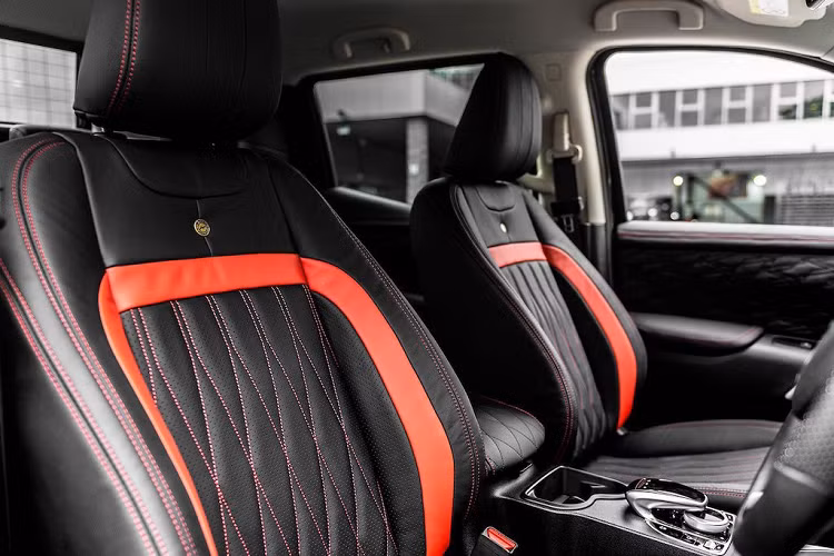 Nhìn vào bản độ của Kahn Design, những fan Mercedes có thể dễ dàng nhận ra những thay đổi ngoại thất trên chiếc xe đã được hãng độ này lấy cảm hứng từ 2 chi nhánh khác nhau trực thuộc hãng xe này. Trong đó, bộ mâm 5 cánh kép với đường kính lên tới 22 inch gợi nhớ trực tiếp tới những chiếc Mercedes-AMG hiệu năng cao.