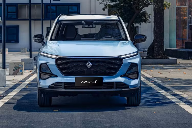 Được phát triển dựa trên cơ sở gầm bệ R mới nhất do liên doanh SAIC-GM-Wuling (SGMW) phát triển, RS-3 cũng sử dụng ngôn ngữ thiết kế "hình dạng liên sao" của thương hiệu Baojun. Trên đầu xe xuất hiện lưới tản nhiệt và logo mới. Nối liền với lưới tản nhiệt là dải đèn LED định vị ban ngày thanh mảnh. Ngoài ra, mẫu xe SUV Baojun RS-3 còn đi kèm cụm đèn pha chia đôi hầm hố, nằm bên dưới dải đèn LED định vị ban ngày và chắn bùn trước phồng lên.