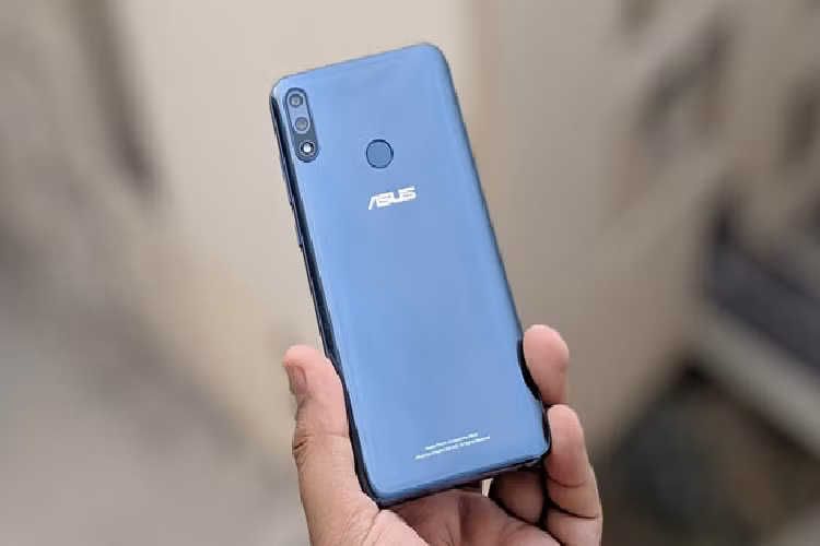 Asus Zenfone Max Pro M2 có giá 6 triệu đồng. Đây được xem là model có dung lượng pin đáng chú ý nhất trong phân khúc tầm trung 5.000 mAh. Máy có thiết kế màn hình khuyết đỉnh cùng phần lưng hoàn thiện từ nhựa. Cấu hình của thiết bị bao gồm chip Snapdragon 660, RAM 4 GB, hỗ trợ tốt nhu cầu giải trí, chơi game có đồ họa không quá nặng. 