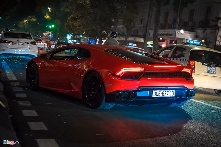 Lamborghini Huracan LP580-2 sử dụng cùng khối động cơ V10, dung tích 5.2L kết hợp hộp số ly hợp kép 7 cấp. Tuy nhiên, công suất giảm từ 610 mã lực xuống còn 580 mã lực. Siêu xe có khả năng tăng tốc 0-100 km/h trong 3,4 giây, tốc độ tối đa đạt được là 320 km/h. Siêu xe này có giá chính hãng khoảng 19 tỷ đồng. 