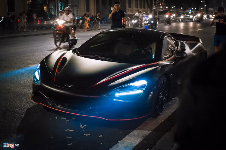 Chiếc siêu xe McLaren 720S đầu tiên cập bến Việt Nam đã được thay màu áo mới đen mờ chỉ đỏ khá bắt mắt bằng phương pháp decal. Siêu xe này lần đầu tiên cập bến Việt Nam vào cuối năm 2017 nhưng đến tháng 1/2018 mới xuất hiện trên đường TP.HCM. Khi ấy, siêu xe này mang màu Glacier White. 
