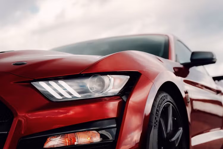 Ngoài ra, Chevrolet Camaro ZL1 xuất hiện tại đại lý Holden Special Vehicles (HSV) với giá 162,190 AUD (2.6 tỷ đồng), tiết kiệm khoảng một nửa so với giá bán dự kiến của Shelby GT500.
