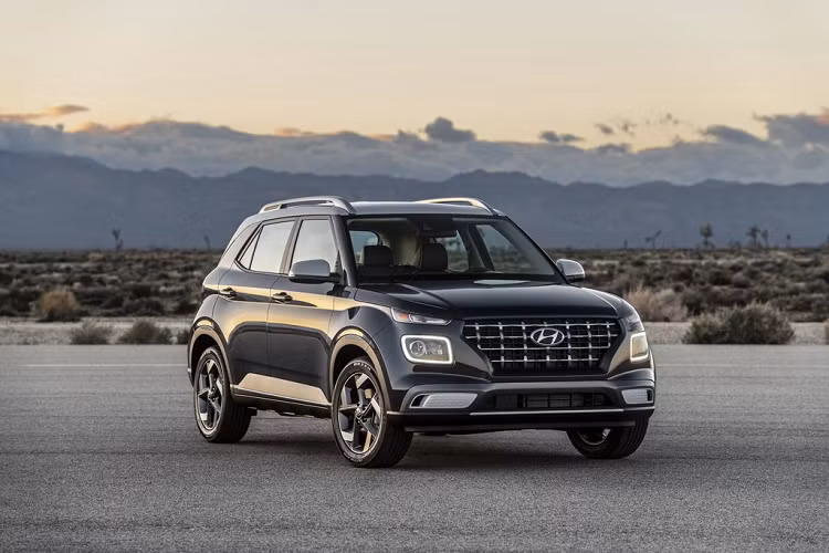 Về công suất, tất cả các phiên bản của Hyundai Venue 2020 mới được trang bị khối động cơ tiêu chuẩn 1.6 lít 4 xy lanh với 121 sức ngựa. Trang bị hộp số xuất hiện cùng 2 tùy chọn là hộp số sàn 6 cấp hoặc CVT 6 cấp – được Hyundai gọi với thuật ngữ IVT (Hộp số thông minh - Intelligent Variable Transmission).