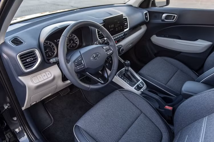 Về phiên bản Hyundai Venue SEL mới, thông tin báo chí từ phía Hyundai chưa chính thức thông báo về những thay đổi so với phiên bản cơ sở SE. Gói trang bị Tiện nghi bao gồm Cửa sổ trời, Tựa để tay tích hợp hộc chứa đồ, vô lăng và cần số bọc da, Cảnh báo điểm mù BCW, Cảnh báo phương tiện cắt ngang phía sau.