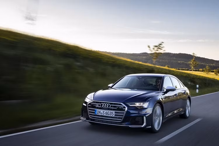 Mẫu RS5 Panther (tạm dịch là Báo đen) mang trên mình công nghệ sơn Audi Exclusive Panther Black trong suốt và bộ mâm to bản 20-inch với 5 chấu kép hai màu, tương tự như biến thể RS4 Avant xuất hiện tại châu Âu.