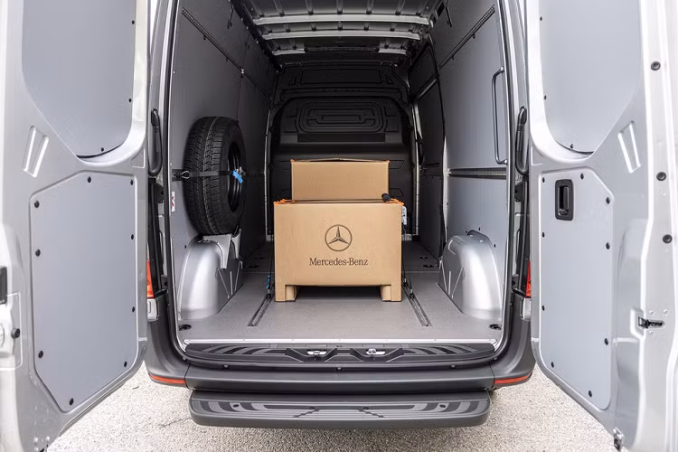 Mercedes còn cung cấp thêm cho khách hàng thương mại các ứng dụng như eVan Ready, eCharging Planner và eCost Caculator. Các tiện ích này cho phép người dùng tính được phạm vi di chuyển cũng như biết được tình trạng của những trạm sạc xung quanh. Giá xe điện Mercedes-Benz eSprinter hiện chưa công bố chính thức.