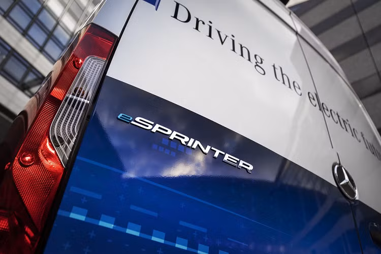 Mercedes-Benz giới hạn tốc độ của eSprinter ở mức 80 km/h, tuy nhiên xe vẫn có thể đạt được tốc độ 120 km/h nếu cần thiết. eSprinter có 4 mức phục hồi năng lượng và 3 chế độ lái khác nhau bao gồm E+, E và C. Các chế độ lái sẽ can thiệp vào việc điều chỉnh hệ thống điều hòa của xe nhằm tiết kiệm năng lượng.