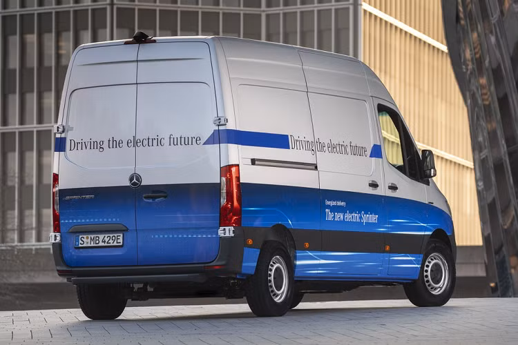 Mẫu xe MPV Mercedes-Benz eSprinter trang bị động cơ điện đặt phía trước đầu xe, công suất 85 mã lực và mô-men xoắn cực đại 295 Nm, ngang ngửa với phiên bản Sprinter sử dụng động cơ diesel.
