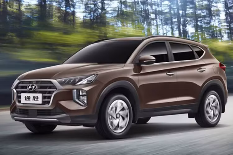 Xe sử dụng cụm đèn thiết kế hai tầng tương tự như "người anh em" Palisade đang bán ra tại một số thị trường, tích hợp đèn LED chiếu sáng ban ngày, cùng với lưới tản nhiệt to bản dạng thác nước “Cascading Grill”.