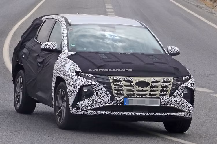 Ngoài ngoại thất độc đáo, Hyundai Tucson còn sở hữu cụm công cụ kỹ thuật số TFT và hệ thống thông tin giải trí màn hình cảm ứng 10,25 inch lớn hơn, trong khi đó thiết kế bảng điều khiển trung tâm được thiết kế lại. Đối với Tucson dành cho thị trường toàn cầu, Tucson thế hệ tiếp theo đang được hãng thử nghiệm khi nó đã bị bắt gặp trong những tháng gần đây. Về thiết kế, Tucson mới được lấy cảm hứng rất nhiều từ chiếc xe chạy bằng pin nhiên liệu Hyundai Nexo.