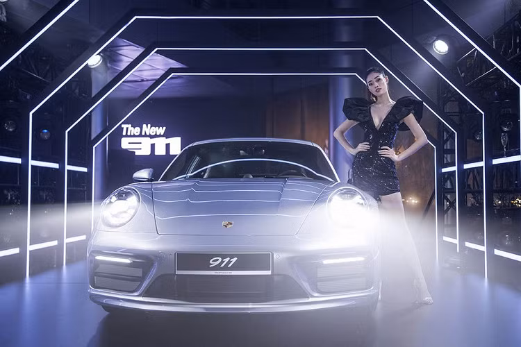Cho đến nay, đã có hơn 1 triệu chiếc xe 911 được bán ra trên toàn thế giới. Trong suốt nhiều thập kỷ qua, dòng xe 911 vẫn giữ được giá trị cốt lõi và không ngừng hoàn thiện. Tất cả tạo nên một mẫu xe thể thao hấp dẫn mà tại Porsche chúng tôi gọi đó là Cỗ máy kinh điển.”