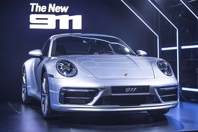 Nhờ động cơ mạnh hơn, 911 Carrera S có khả năng tăng tốc từ 0-100km/h chỉ trong lần lượt 3,7 và 3,6 giây với hệ dẫn động cầu sau/4 bánh - nhanh hơn 0,4 giây so với đời cũ. Xe được trang bị hộp số ly hợp kép 8 cấp PDK mới. Hệ thống đánh lái 4 bánh sẽ là trang bị tùy chọn trên mọi phiên bản. Giá bán Porsche 911 Carrera S là 7,65 tỷ đồng tại Việt Nam, phiên bản 911 Carrera S Cabriolet là 8,51 tỷ đồng. Các phiên bản của dòng xe 911 mới có thể được đặt hàng từ thời điểm này.