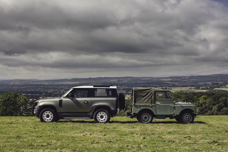 Khác với G-Class, mẫu xe SUV Land Rover Defender đời cũ đã luôn giữ lại sự tối giản của mình cho tới khi bị "khai tử". Sự tối giản của Defender không thể thu hút được các khách hàng bình thường và trái với định kiến của nhiều người: nông dân, bộ đội, công ty xây dựng hay những tổ chức nhân đạo khác nhau cũng không cần tới nó.