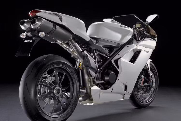 Ducati 1198 S ra đời năm 2008 được đánh giá là chiếc xe có động cơ V-Twin tốt nhất từng được sản xuất. Chiếc xe sở hữu khối động cơ có công suất lên tới 168 mã lực, trang bị hàng loạt công nghệ như tự động ghi dữ liệu, kiểm soát lực kéo, kiểm soát độ bám đường… Ducati 1198 S 2008 thậm chí còn là một trong những chiếc môtô cần được trải nghiệm ít nhất một lần trong đời, theo ý kiến của một số tay đua chuyên nghiệp và phóng viên.