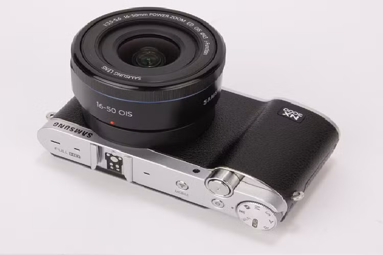 Bạn có thể thực hiện các thiết lập ISO, cân bằng trắng và phơi sáng ngay trên ống kính mà không cần sử dụng các nút trên NX3000.