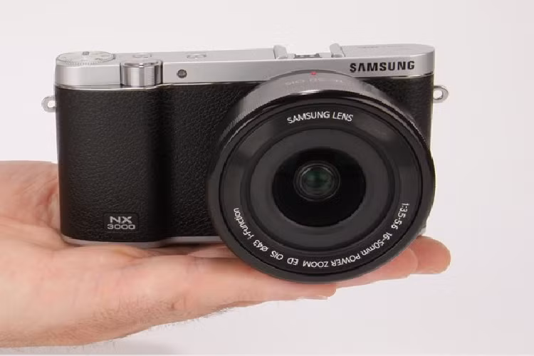 Về hệ thống lấy nét tự động AF, mẫu máy ảnh giá rẻ Samsung này không được trang bị mô-đun lấy nét theo pha giúp lấy nét nhanh như trên NX3000, nhưng hệ thống lấy nét tương phản đã được nâng cấp.