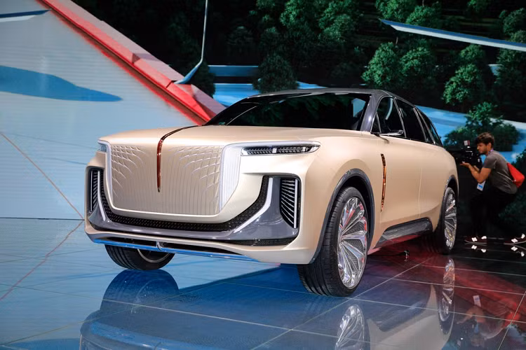  Hongqi E115 Với dân chơi xe châu Âu và Mỹ, Hongqi (Hồng Kỳ) là cái tên quá xa lạ, nhưng lại nổi trội ở Trung Quốc. Được thành lập năm 1958, Hongqi là thương hiệu xe sang của FAW, hãng sản xuất nhiều sedan và SUV. 
