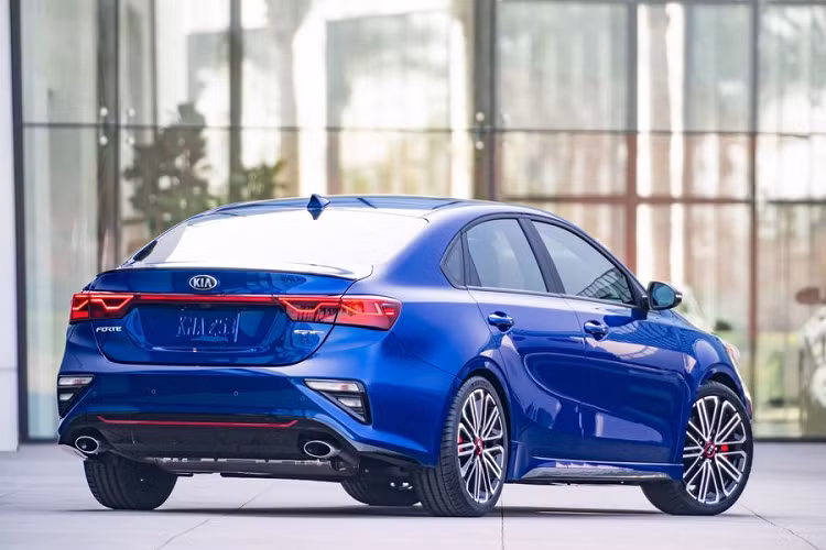 Nhìn chung, Kia Forte GT 2020 là một chiếc xe đáng mua hơn so với Forte tiêu chuẩn, bên cạnh đó, nó cũng có giá bán phải chăng hơn Jetta GLI động cơ tăng áp 2.0L 228 mã lực. Tuy nhiên Jetta GLI chưa phải đối thủ mạnh nhất của Forte GT mới, vị trí này thuộc về Honda Civic Si 205 mã lực có giá 24.300 USD (khoảng 565 triệu đồng).