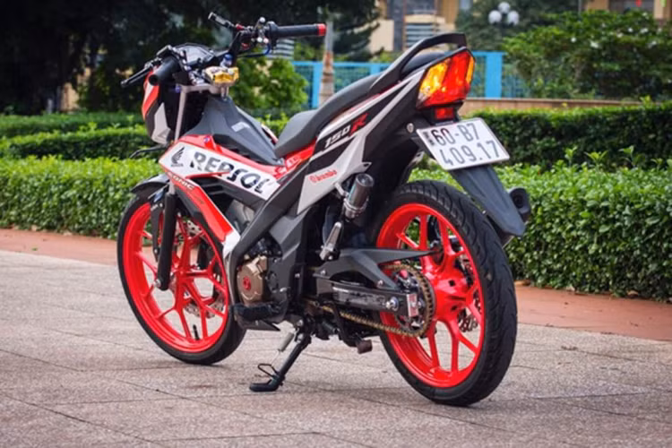 Chiếc xe máy Honda Sonic 150 độ hóa siêu phẩm với loạt option đốn tim dân chơi. Nó được một dân chơi từ Đồng Nai nâng cấp lại gần như toàn bộ các trang bị bên ngoài với dàn phụ tùng đắt tiền, bắt mắt.