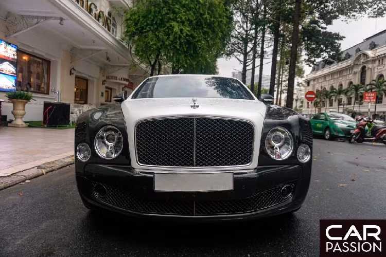 Trong đó biển thể Speed chính là phiên bản mạnh mẽ nhất và có số lượng chỉ đếm trên đầu ngón tay ở Việt Nam, phần lớn thuộc sở hữu của những chủ nhân tại Hà Nội. Mới đây nhất, một chiếc xe Bentley Mulsanne Speed đã bị bắt gặp khi đậu trước khách sạn Continental, quận 1. Xe sở hữu lớp sơn ngoại thất màu đen bóng nhưng đã được chủ nhân phối lại theo kiểu dual-tone với hai tông màu đen-trắng.