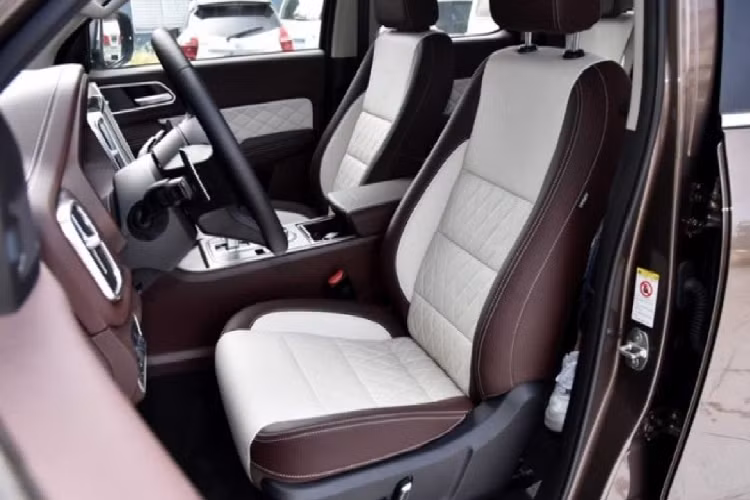 Great Wall P Series 2019 mới sở hữu động cơ tăng áp 2.0L. Đi cùng là hộp số tự động 8 cấp và hệ dẫn động tất cả các bánh AWD thông minh. Dù không tiết lộ thêm chi tiết thông số của động cơ, nhưng dự đoán rằng nó là một phiên bản nâng cấp mạnh hơn so với động cơ 2.0L đời trước (vốn có công suất 141 mã lực/ 305 Nm).