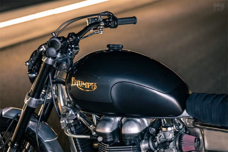 Việc hoàn thiện vẻ đẹp bên ngoài của chiếc Triumph Thruxton độ Roadster được đầu tư khá kỹ lưỡng bởi các chi tiết đã hao mòn theo thời gian, đội ngũ FCR đã dành ra 15 tiếng đồng hồ để đánh bóng mọi khuyết điểm trước khi thực hiện thao tác mạ nickel và hoàn thiện màu sơn đẹp mắt như hiện tại.