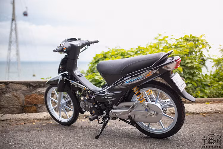 Từng là một trong 2 mẫu xe máy phổ biến nhất tại Việt Nam bên cạnh Dream, mẫu xe máy Honda Wave đã trở thành một tượng đài. Thời gian gần đây, mẫu xe này được các dân chơi "cưng chiều" trở lại khi có không ít bản độ đắt tiền được cho ra lò.