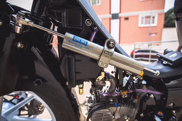 Di chuyển xuống phía dưới là bộ trợ lực sườn cao cấp của Ohlins. Trợ lực này có hành trình 110 mm, bao gồm 24 bậc tinh chỉnh cho độ cứng khác nhau. 