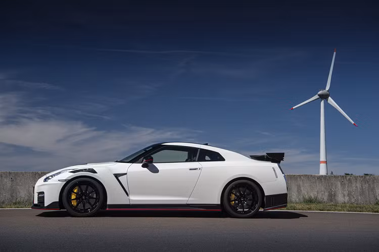 Hệ thống tăng áp turbo của siêu xe Nissan GT-R NISMO mới được thừa hưởng trực tiếp từ công nghệ của mẫu xe GT-R GT3. Xe vẫn sử dụng khối động cơ V6 3.8L, sản sinh công suất 600 mã lực và mô men xoắn cực đại 652 Nm. GT-R NISMO 2020 sử dụng hộp số ly hợp kép 6 cấp được nâng cấp với chế độ lái R.
