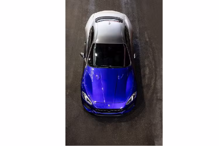 Là một phiên bản đặc biệt nhằm tạm biệt bộ đôi GranTurismo và GranCabrio, Maserati GranTurismo Zeda mới sở hữu một diện mạo vô cùng ấn tượng với "bộ cánh" phối 3 màu cực lạ mắt. Phần đầu xe, GranTurismo Zeda được sơn màu xanh dương truyền thống của thương hiệu "Cây đinh ba Ý", chuyển sang phần hông lại được sơn màu xám ánh kim và phần đuôi xe là màu trắng satin. 