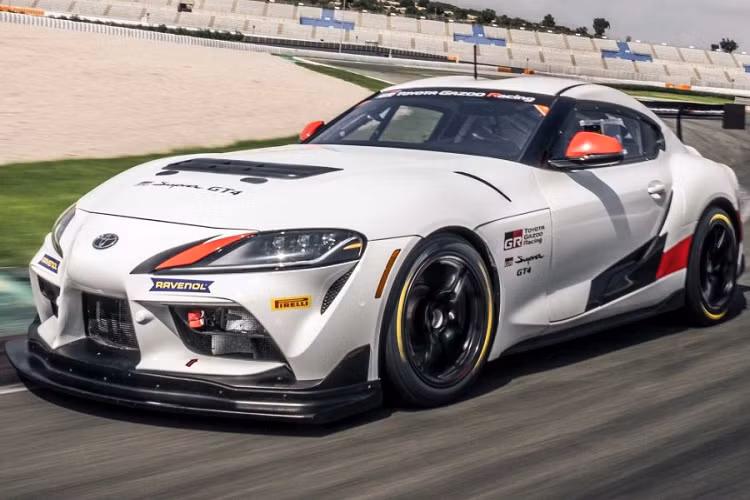 Trên phiên bản đua này, Toyota vẫn sẽ trang bị cho Supra động cơ I6 dung tích 3.0 lít tăng áp như trên phiên bản thương mại của mẫu xe này. Động cơ này giờ đây có thể tạo ra công suất cực đại lên đến 430 mã lực cho Toyota GR Supra GT4 mới nhờ hãng đã tinh chỉnh lại một số chi tiết và hệ thống ống xả mới đến từ Akrapovic.
