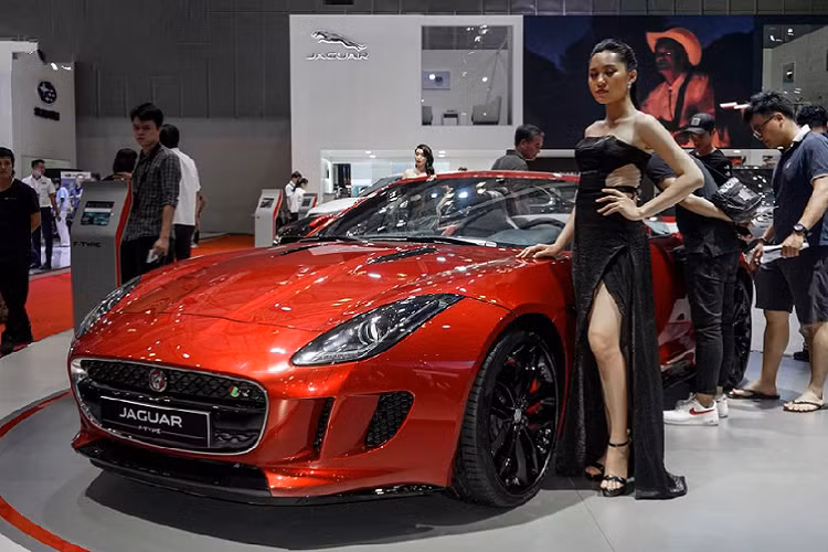 Trong quá khứ, hãng ôtô Anh quốc đã từng đưa về một chiếc xe Jaguar F-Type R Convertible sở hữu ngoại thất màu đỏ tươi vào năm 2015 và hiện mẫu xe đó đã tìm được chủ nhân tại Hà Nội.