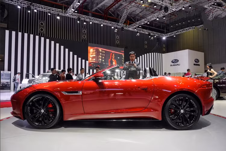 Jaguar F-Type R Convertible mới có phần đầu tương đối giống với phiên bản S với lưới tản nhiệt 1 nan ở trung tâm kết hợp cùng với các khe gió được trang bị hai bên đầu xe. Điểm nhấn trên phần đầu xe đến từ logo “R” giúp chúng ta có thể phân biệt với những phiên bản F-Type khác.