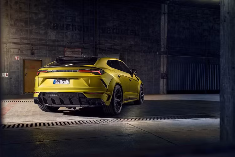 Về ngoại hình, không thể không nhắc đến gói độ bodykit khí động học với các chi tiết bằng sợi carbon. Việc phát triển bodykit cũng được Novitec cho là đã thử nghiệm trong hầm tạo gió (wind tunnel) để đạt hiệu quả khí động học thật chứ không chỉ màu mè hình thức. Chú ý đầu tiên là bộ bodykit gồm cả các ốp “widebody” mở rộng thân xe.