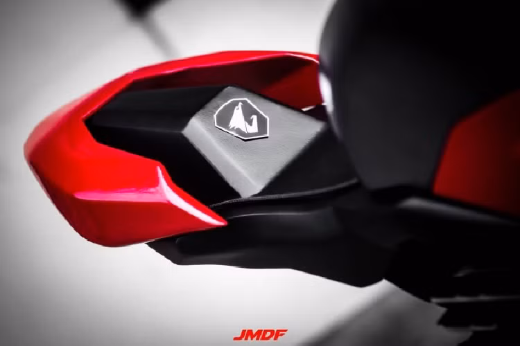 Phần yên xe giả cũng được dán logo Auros thay cho Ducati