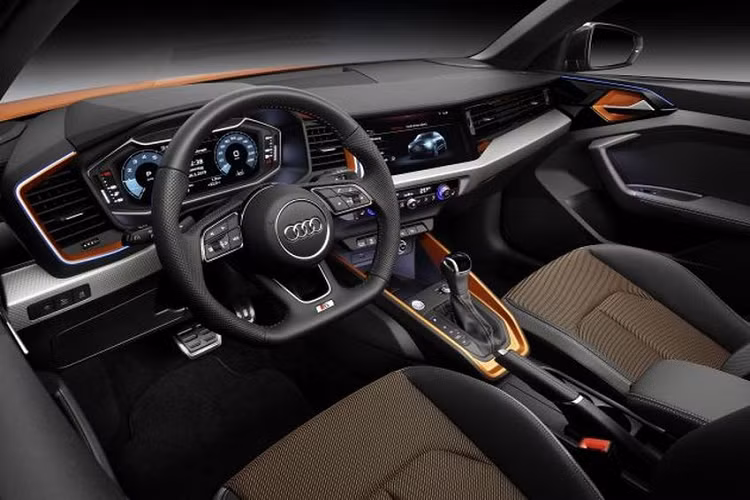 Trong khi thân xe có nhiều thay đổi rõ rệt, nội thất của mẫu xe cỡ nhỏ Audi A1 Citycarver lại khá tương đồng với những chiếc A1 Sportback, sự khác biệt lớn nhất là các tùy chọn màu sắc cho tay nắm cửa và viền hộp số, đó là màu xanh bạc hà, đồng, cam hoặc xám.
