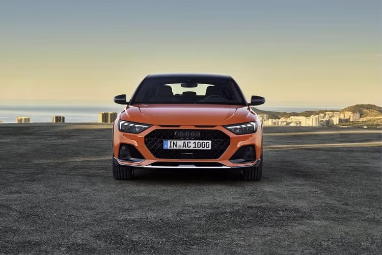 Để tạo sự khác biệt cho A1 Citycarver với A1 Sportback tiêu chuẩn, hãng xe sang Audi đã giảm số lượng khe hút gió giả dọc theo mép nắp ca-pô, từ ba khe xuống còn hai khe. Những thay đổi đáng chú ý khác gồm có cản trước thể thao, ốp trắng bạc bổ sung ở cản trước và cản sau.