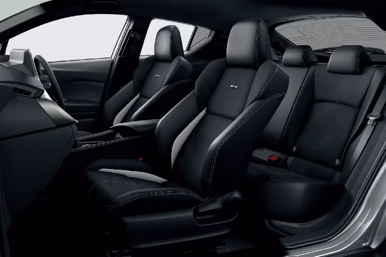 Toyota C-HR facelift GR Sport mới có 11 tùy chọn về màu sắc, từ tươi sáng như đỏ, cam vàng đến trung tính như đen, xám, trắng. Chưa kể các tùy chọn màu nóc đen và bạc.