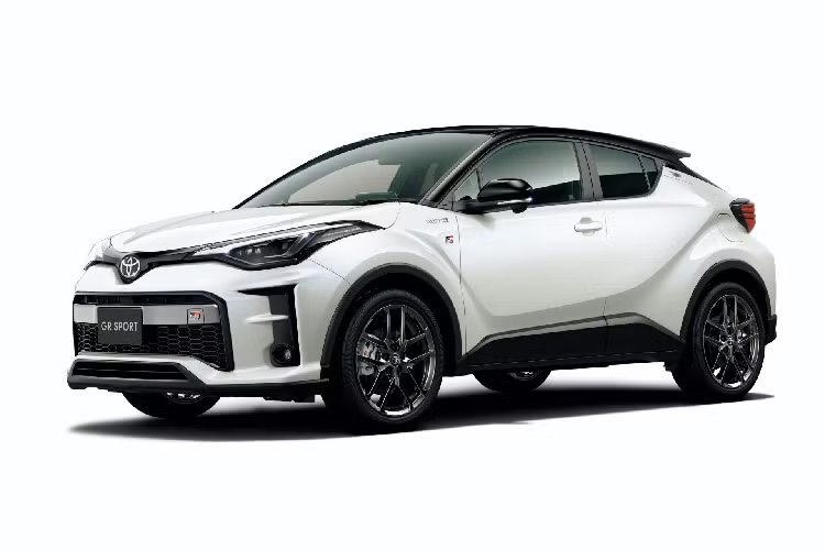 Trong khi những thị trường khác đều có thêm động cơ 2.0L Hybrid cho công suất 184 mã lực, thì tại Nhật xe vẫn dùng 2 tùy chọn động cơ cũ. Thứ nhất là động cơ 4 xy lanh 8AR-FTS 1.2L cho công suất 115 mã lực và mô men xoắn cực đại 185Nm, đi cùng hộp số CVT.
